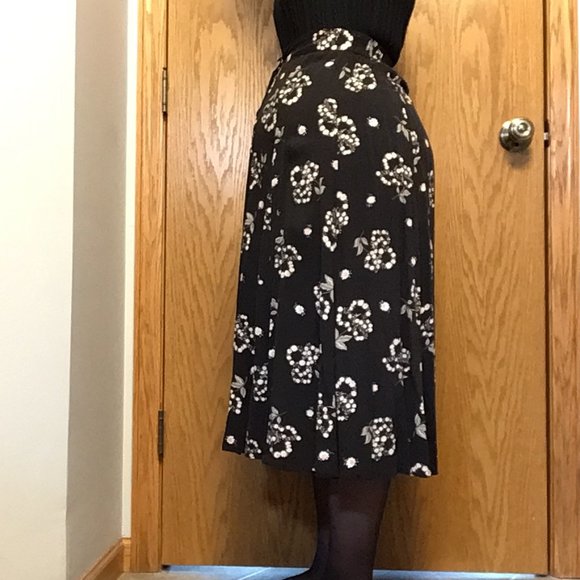 Sag Harbor - Black skirt with white and pink flowers and green foliage - Picture 3 of 12